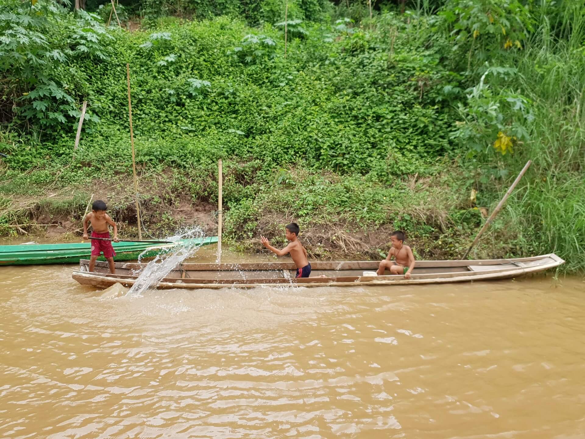 Spelende kinderen langs de Mekong Rivier Luang Prabang - rondreis Thailand & Laos - Puur Azië
