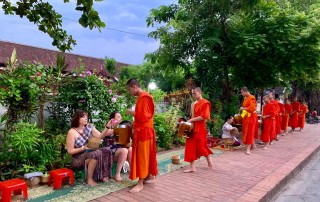 Alms Giving 2 Luang Prabang - rondreis Thailand & Laos - Puur Azië