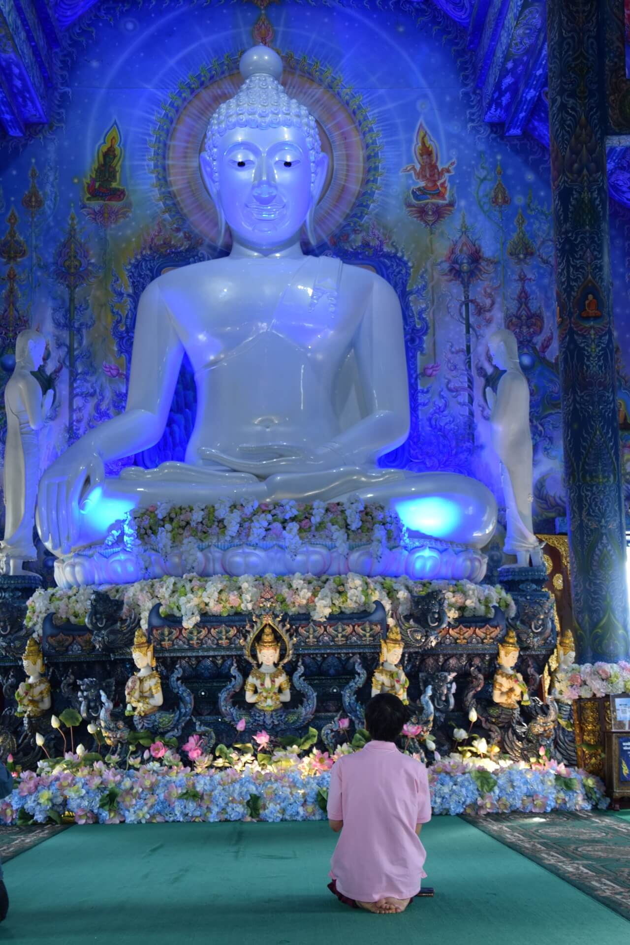 Binnen in de Blauwe Tempel Chiang Rai - rondreis Thailand & Laos - Puur Azië