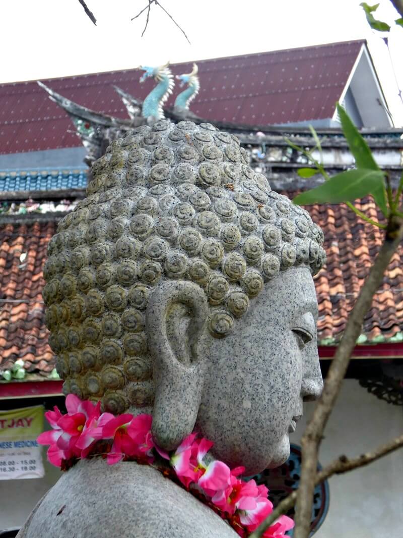 Boeddhabeeld voor Chinese tempel - Java - individuele rondreis Indonesië - Puur Azië